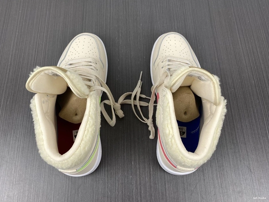 - Fleece (GS) Mid DO2207-264 Jordan White 1 Pearl 0105